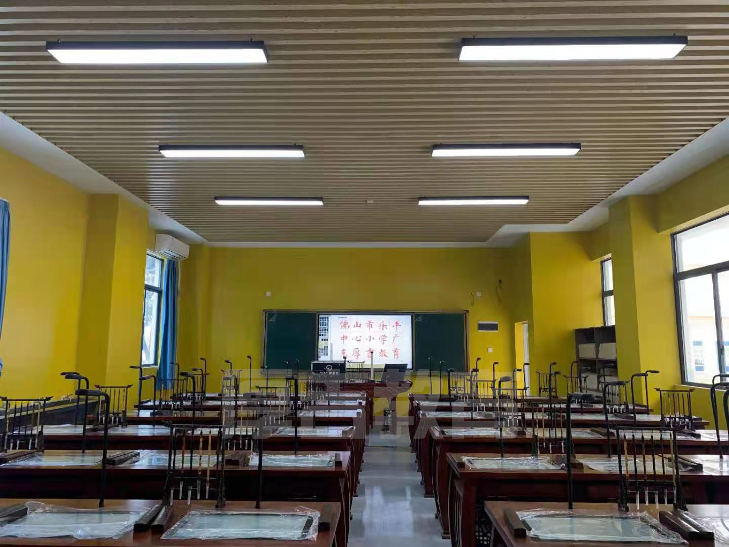 學(xué)校<a href='http://m.jinfengmiye.com/chanpin/57-1.html' target='1' style='font-size:18px; font-weight:bold; color:#000000;'>書法室</a>