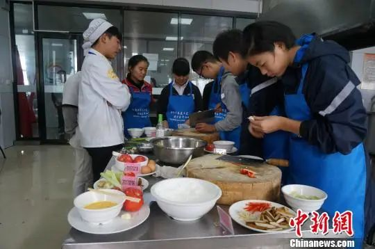 資料圖：鄭州初中生參加校園技能比武大賽中式烹飪項(xiàng)目決賽。