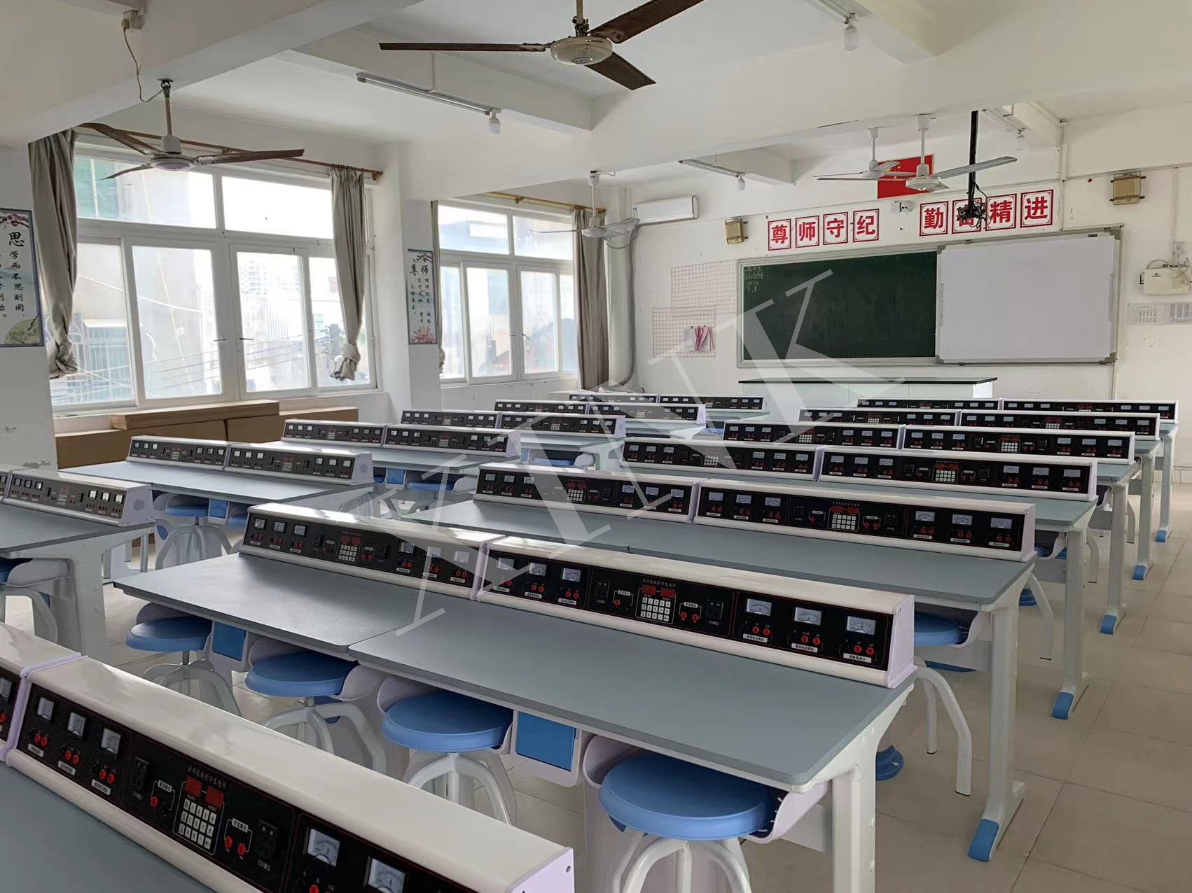 電學<a href='http://m.jinfengmiye.com/' target='1' style='font-size:14px; font-weight:bold; color:#0080ff;'>物理實驗室</a>