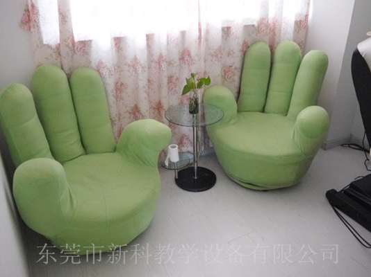 學(xué)校<a href='http://m.jinfengmiye.com' target='1' style='font-size:14px; font-weight:bold; color:#0080ff;'>心理咨詢室</a>布置