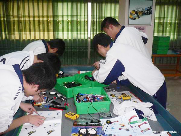 <a href='http://m.jinfengmiye.com/chanpin/60-1.html' target='1' style='font-size:18px; font-weight:bold; color:#000000;'>機(jī)器人功能室</a>